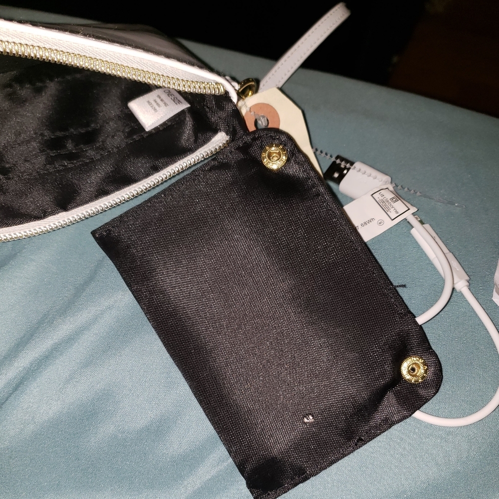 Liz Claiborne White Wristlet w/Built-In Charger NEW - Picture 5 of 10
